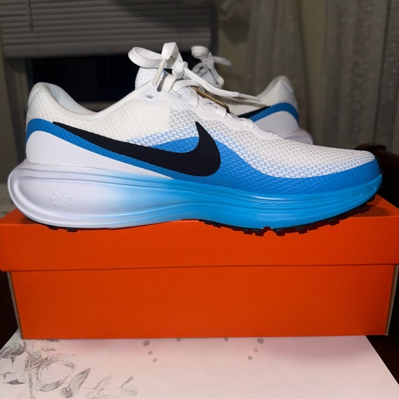 Nike men’s revolution 8 White and Blue Running Shoes size 9 new - Picture 1 of 9
